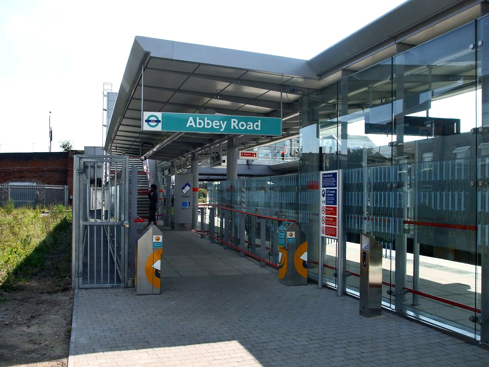 Многие покупают билет до станции DLR Abbey Road в Ньюхэме, Восточный Лондон.