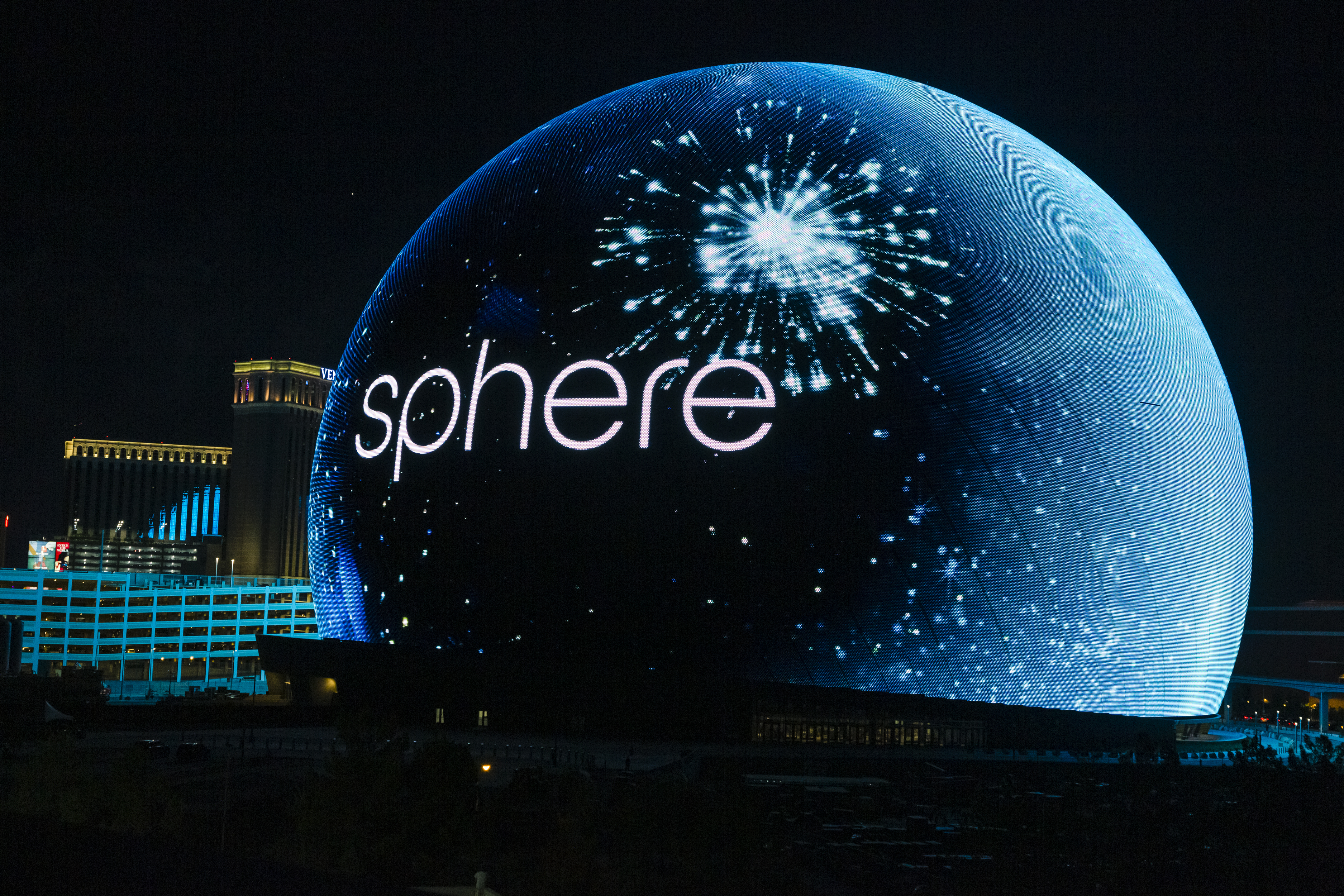 MGM отчаянно пытается убедить Майли заменить U2 в футуристической Sphere.