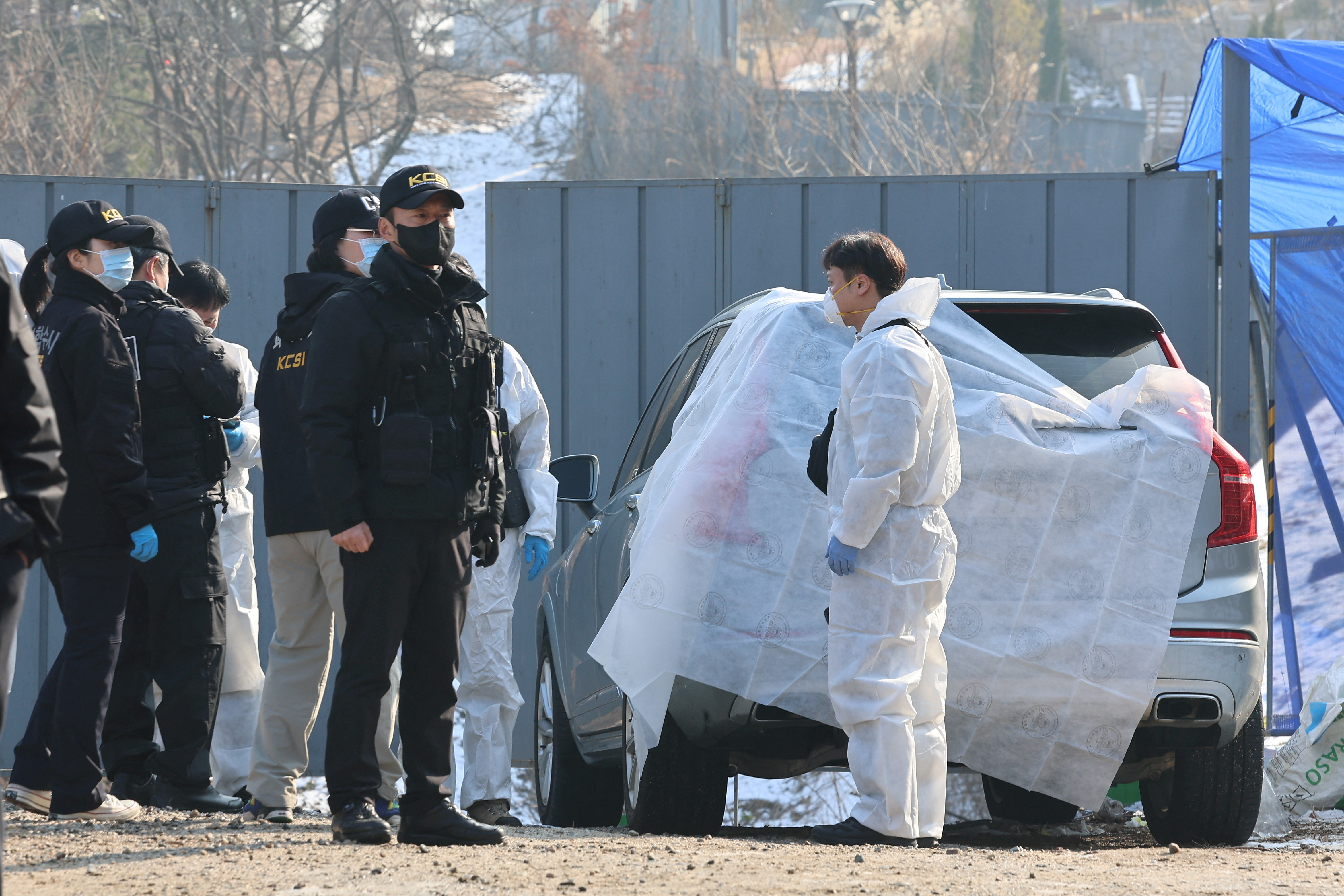 Сегодня утром полиция окружила машину Сун Гюна, обнаружив его тело.