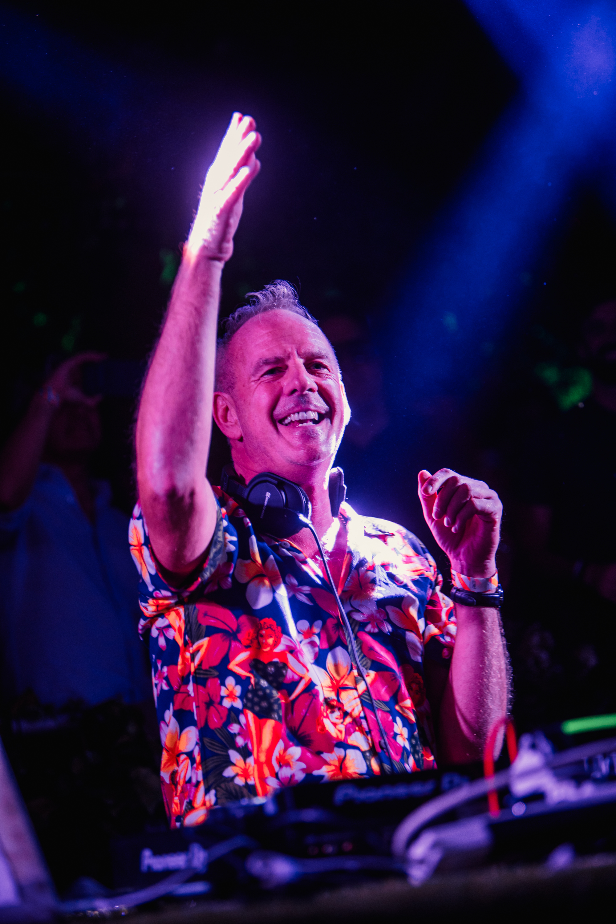 Дрон чуть не врезался в легенду диджея Fatboy Slim, когда тот выступал перед тысячами людей на пляжном концерте