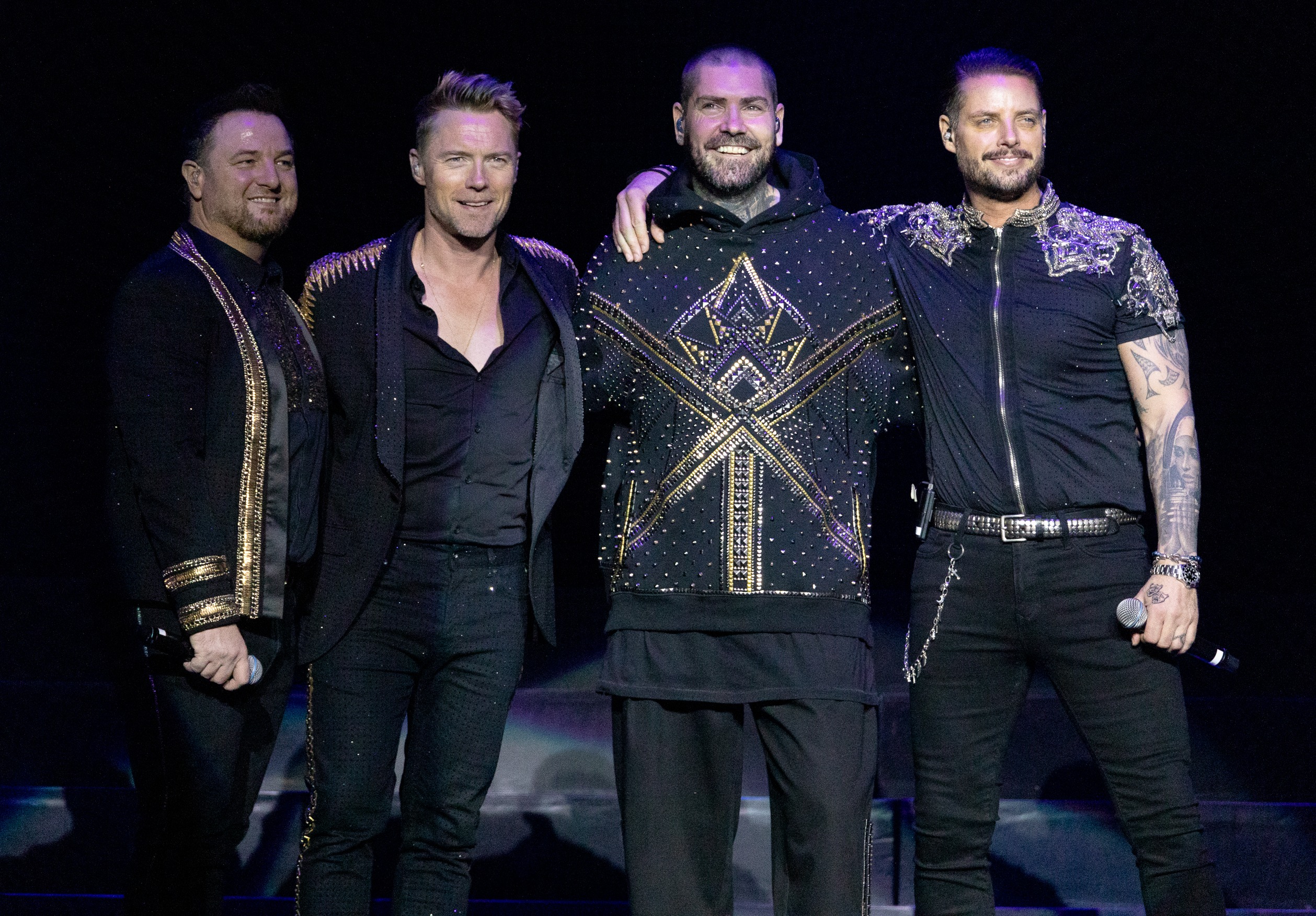 Майки Грэм, Ронан Китинг, Шейн Линч и Кит из Boyzone выступают на сцене во время тура «Спасибо и спокойной ночи»