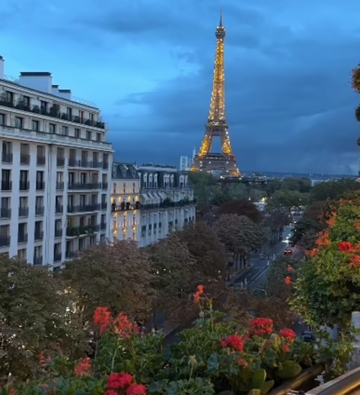 Вид из окна Нады на Paris Plaza