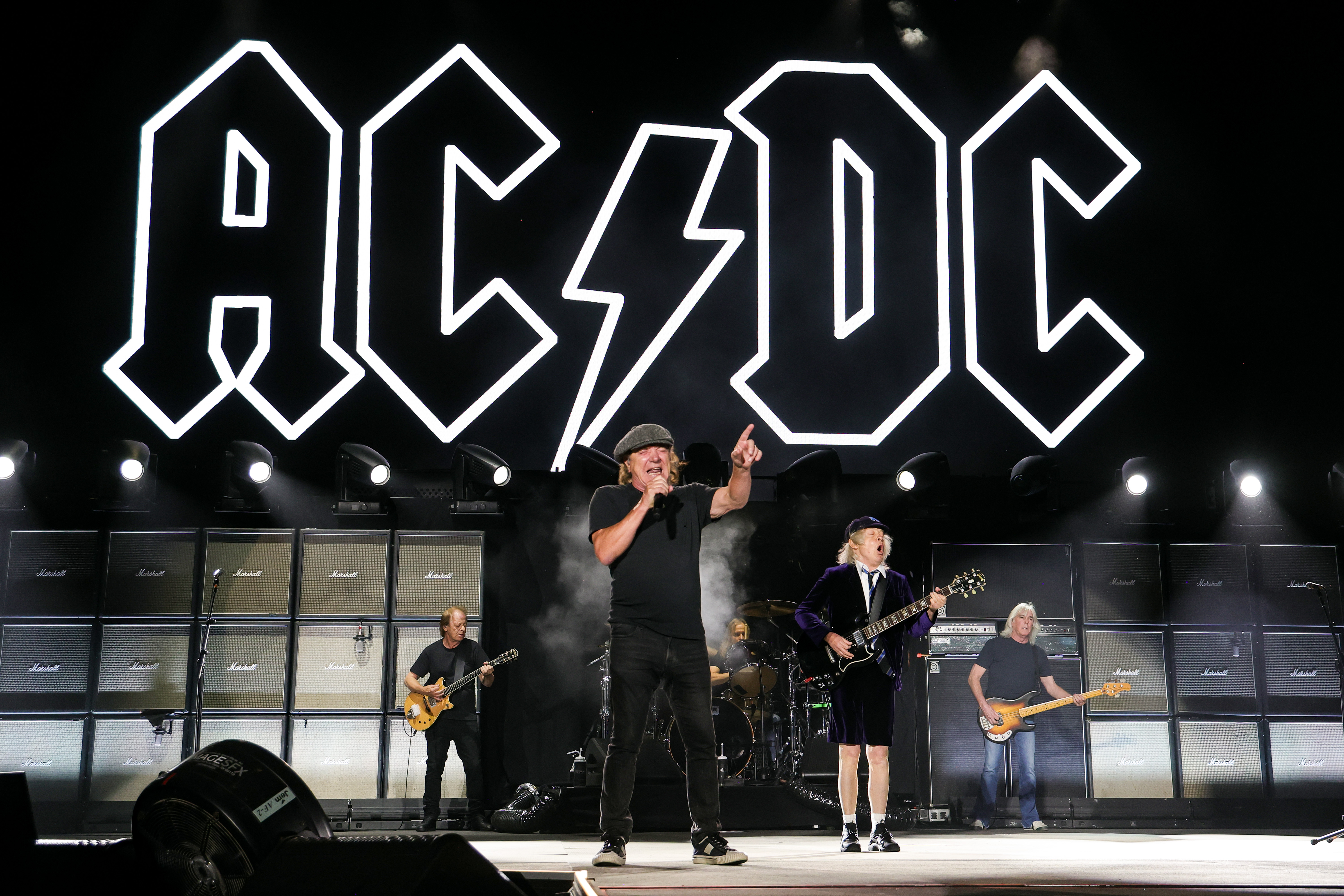 Разъяренные фанаты AC/DC ругают высокие цены на билеты, когда рокеры присоединяются к множеству выступлений, отвлекая зрителей от выступлений на стадионе