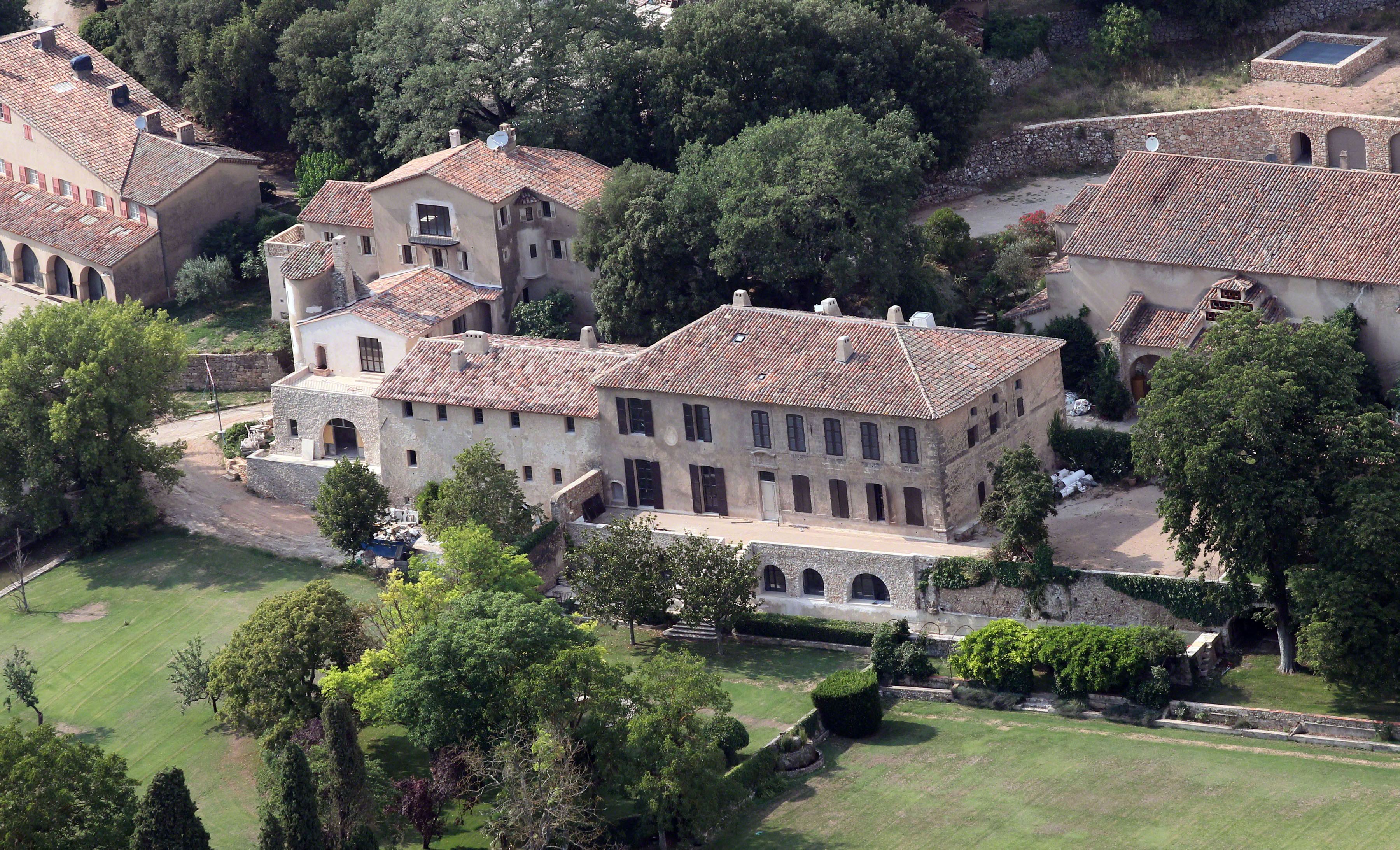 Крупнейшая судебная тяжба связана с французским виноградником The Chateau Miraval.