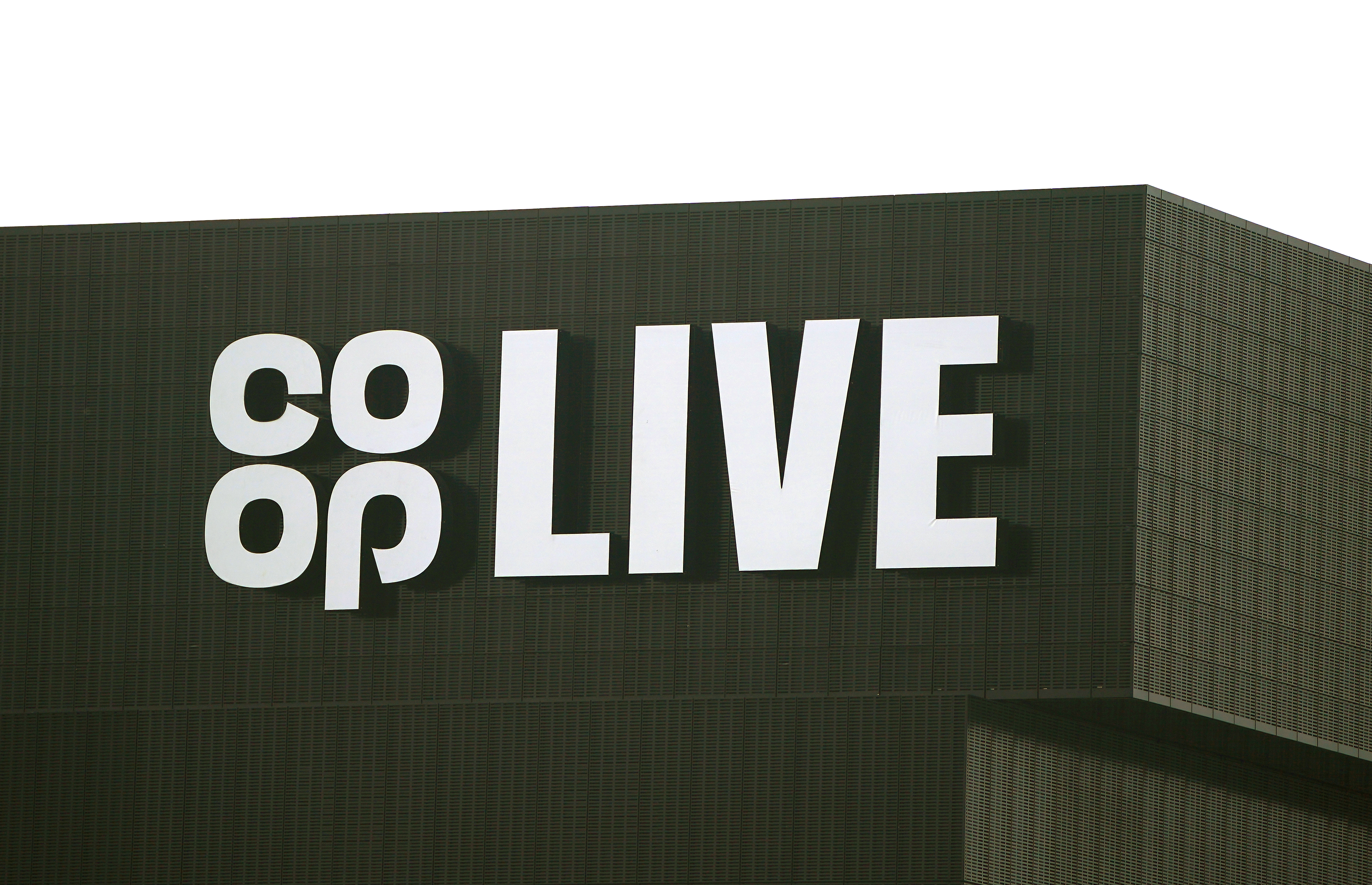 Это произошло после того, как на арене Co-op Live в Манчестере произошел ряд проблем, из-за которых выступления были отменены.