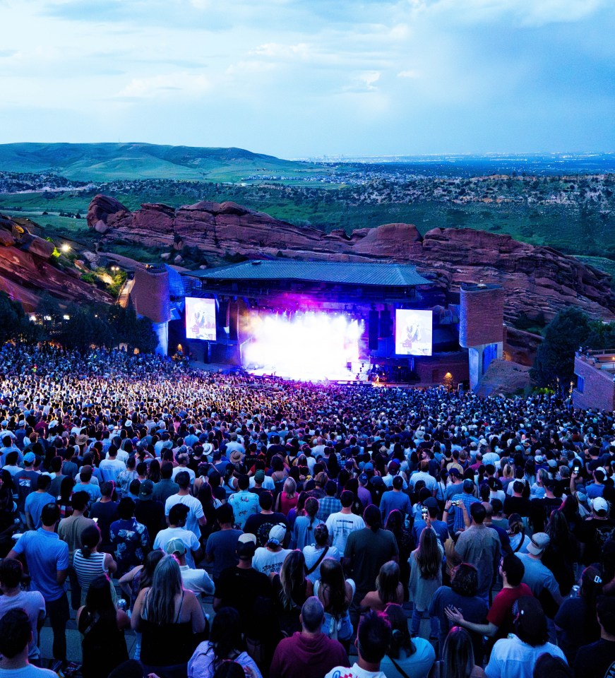 Red Rock Ampitheatre — одна из достопримечательностей, которую непременно должен посетить каждый любитель музыки.