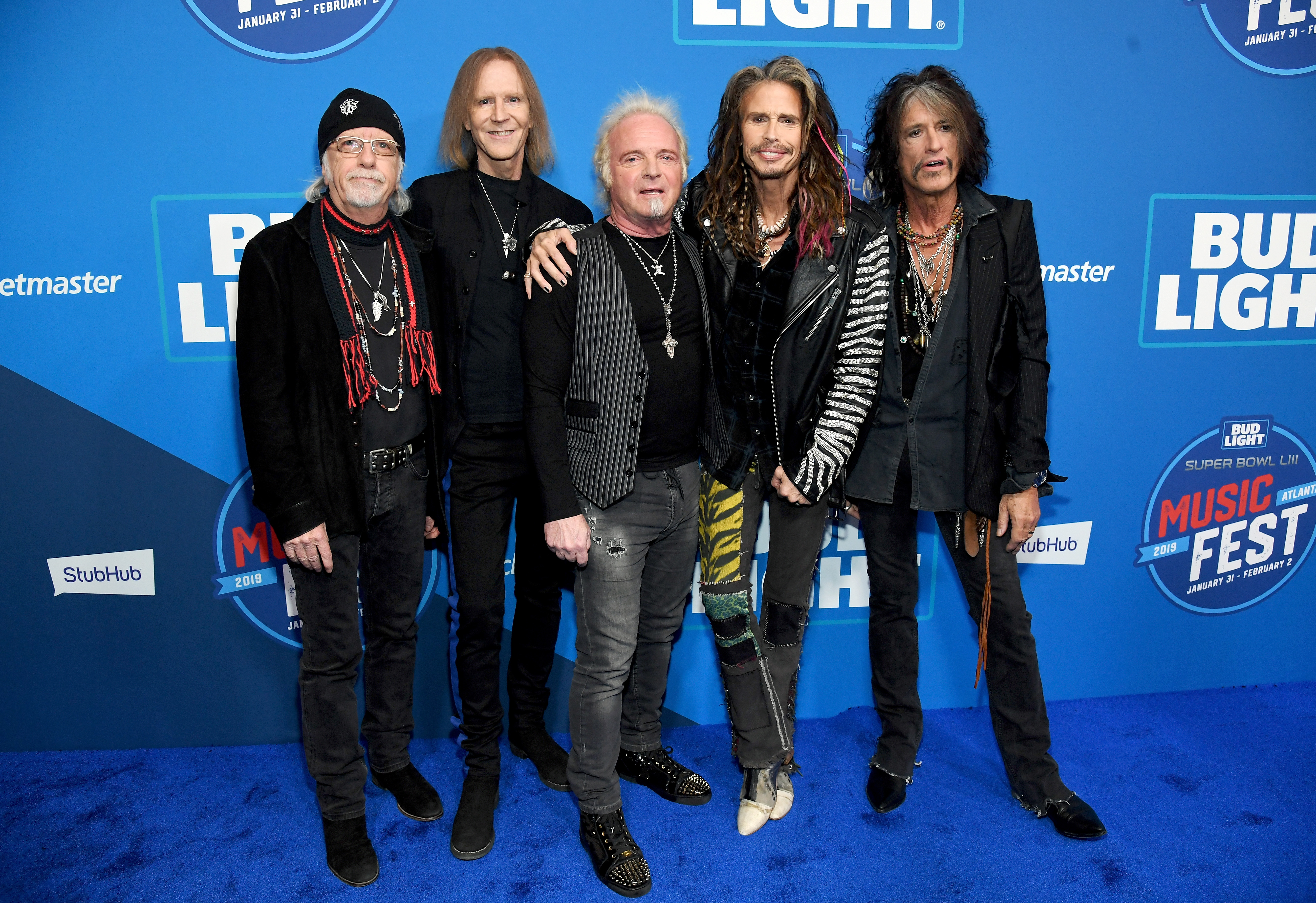 Aerosmith отменяет тур и прекращает выступления в «душераздирающем» поступке после того, как Стивен Тайлер получил травму вокала