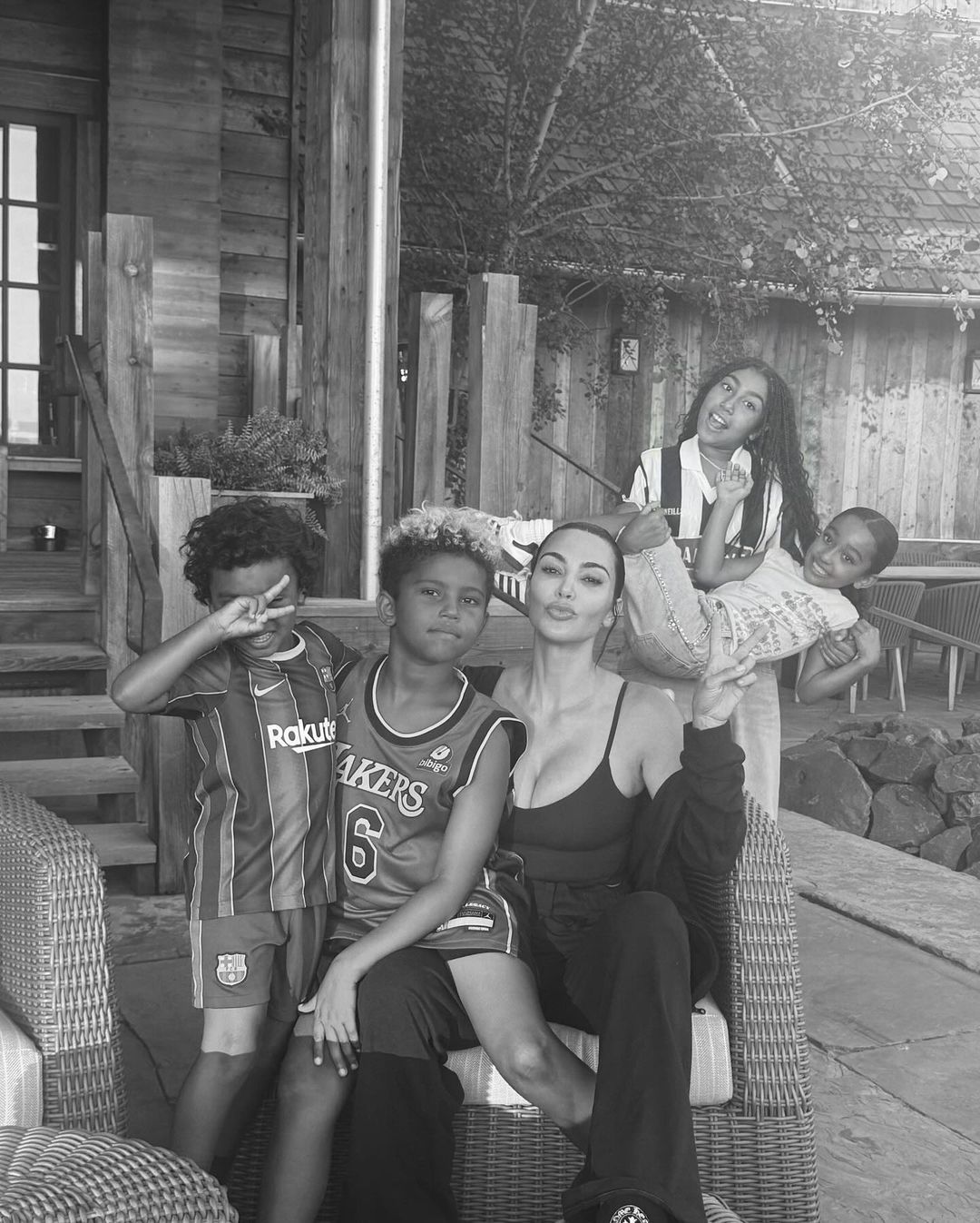 Ким Кардашьян позировала со всеми четырьмя своими детьми на редком семейном фото во время отпуска