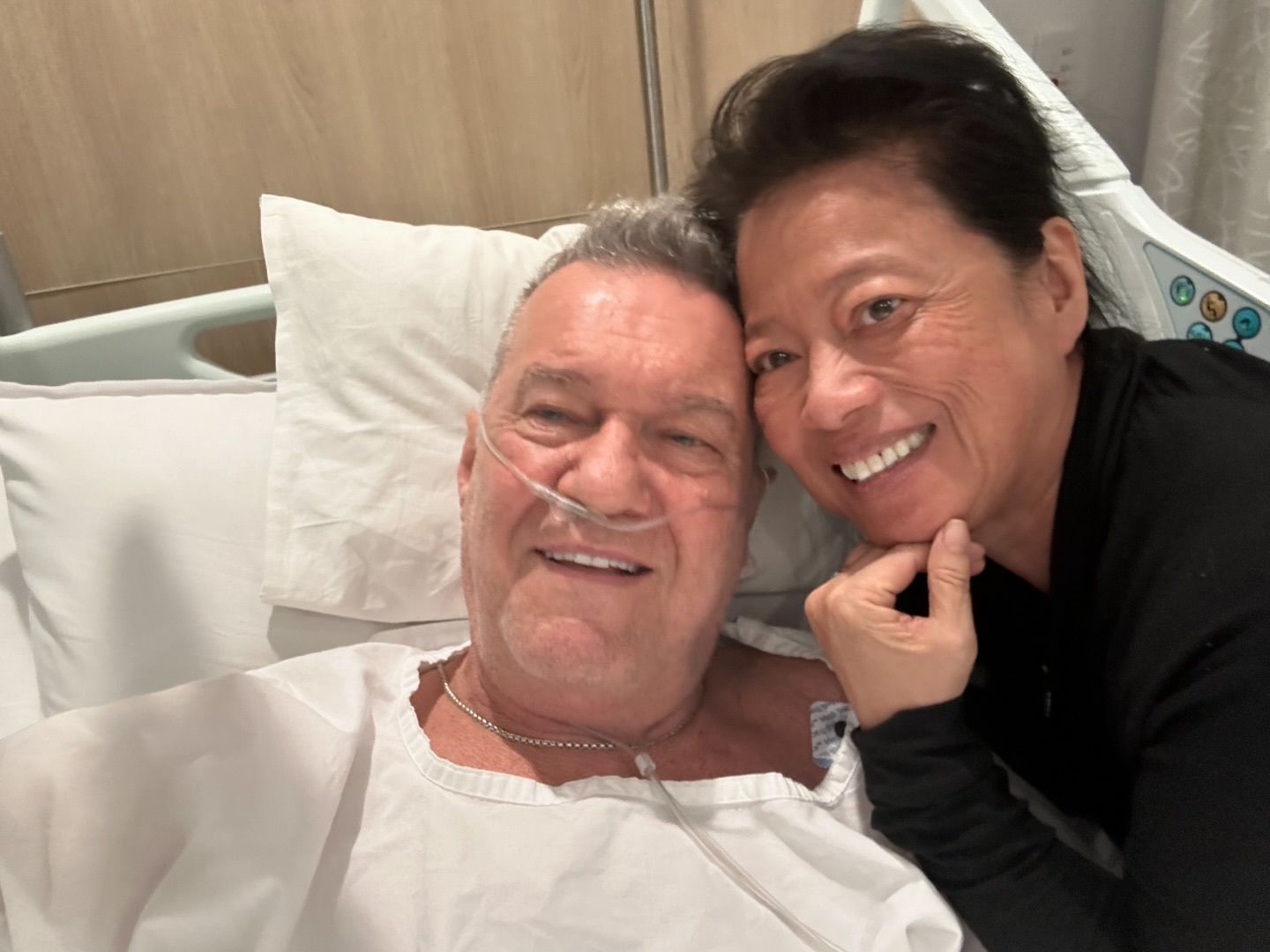 Рок-звезда Джимми Барнс сообщил фанатам об отмене своего тура, поделившись фотографией с женой Джейн из больницы