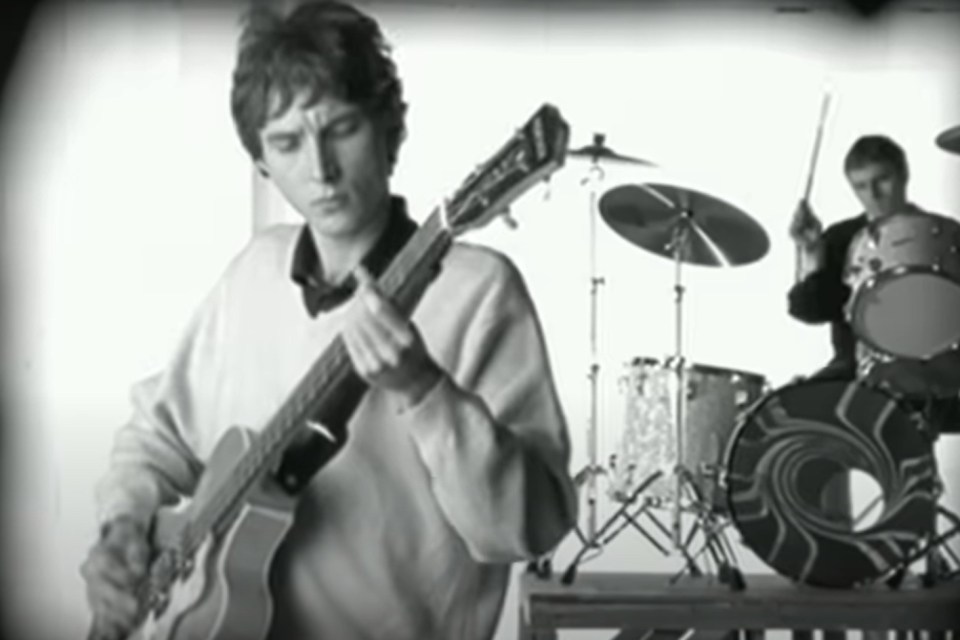 Забытый участник группы Oasis, который снялся в культовом клипе Wonderwall, и Ноэль послал ему жестокое послание, когда он ушел