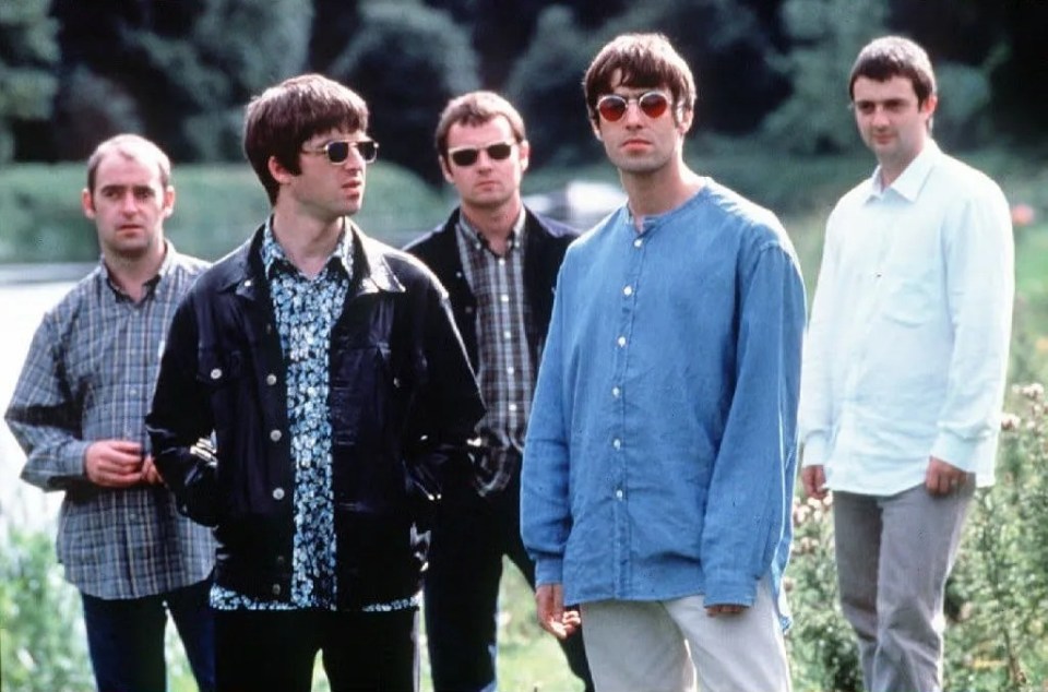 Участники группы Oasis (слева направо): Пол «Бонхед» Артурс, Ноэль Галлахер, Алан Уайт, Лиам Галлахер и Пол Макгиган.