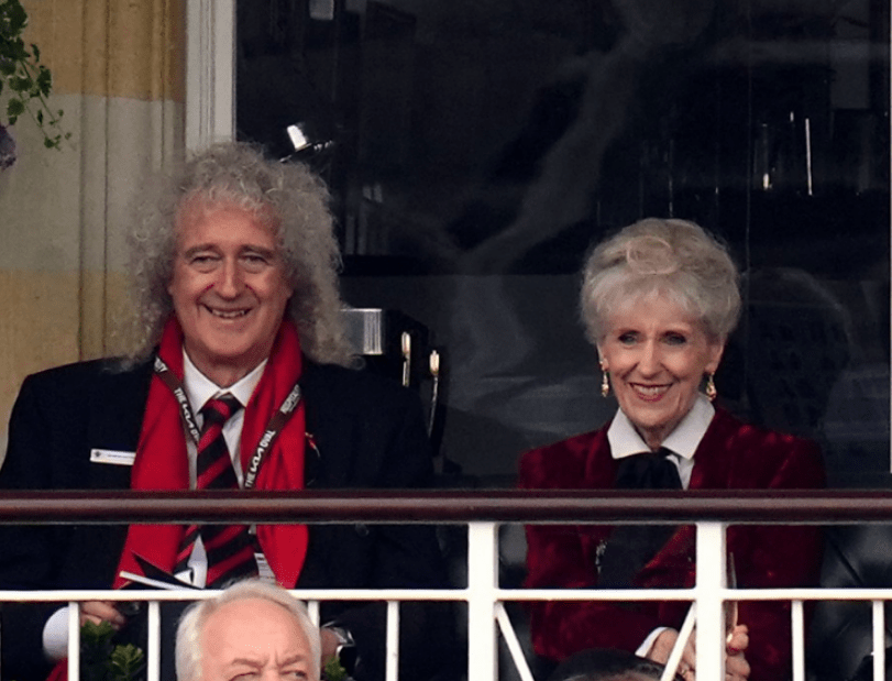 Сегодня его видели с женой Анитой Добсон на трибунах стадиона Kia Oval.