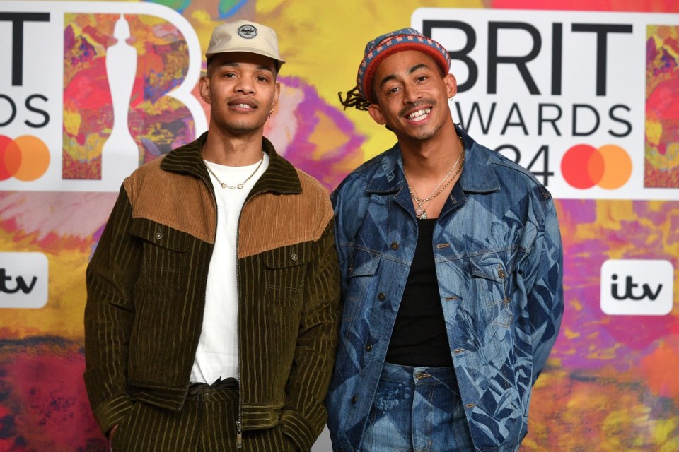 Rizzle Kicks нанесли сокрушительный удар по Oasis