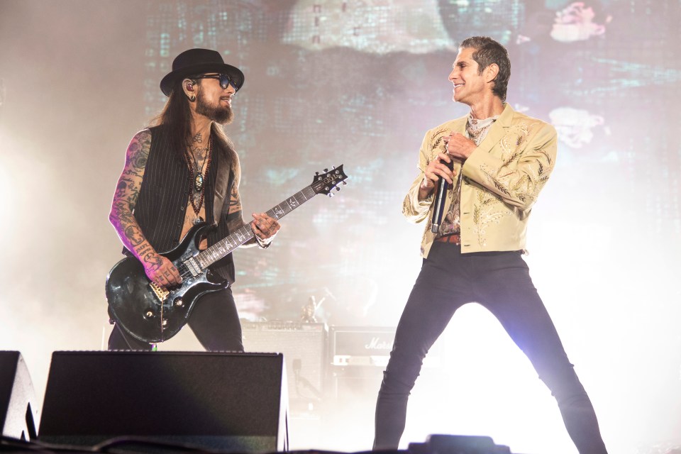 Весь тур Jane's Addiction ОТМЕНЕН после того, как фронтмен ударил кулаком гитариста Дэйва Наварро на сцене