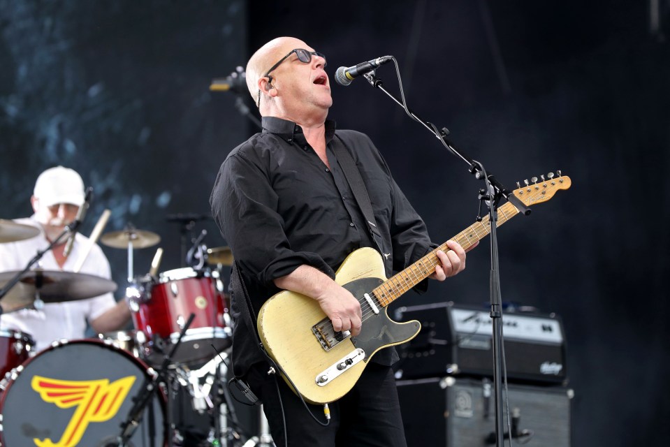 The Pixies выступают на фестивале All Points East 2024 года в парке Виктория в Лондоне в августе.