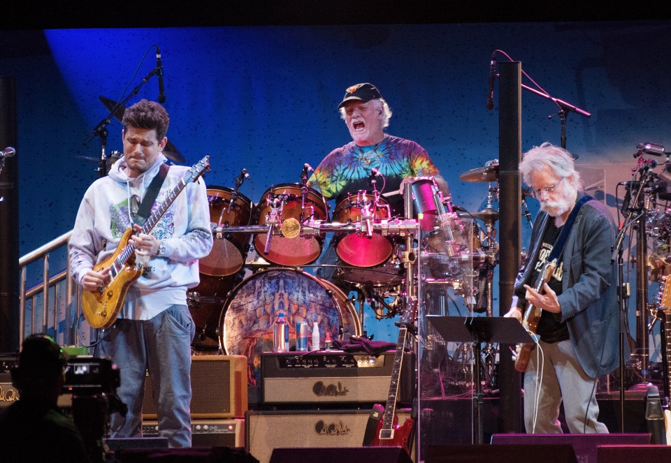 Джон Майер, Билл Кройцманн и Боб Вейр из Dead and Company выступают во время благотворительного концерта Band Together Bay Area в AT&T Park 9 ноября 2017 года в Сан-Франциско.