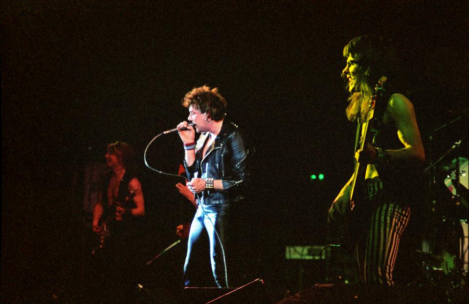 Ди'Анно выступает с Iron Maiden в Hammersmith Odeon в 1980 году.