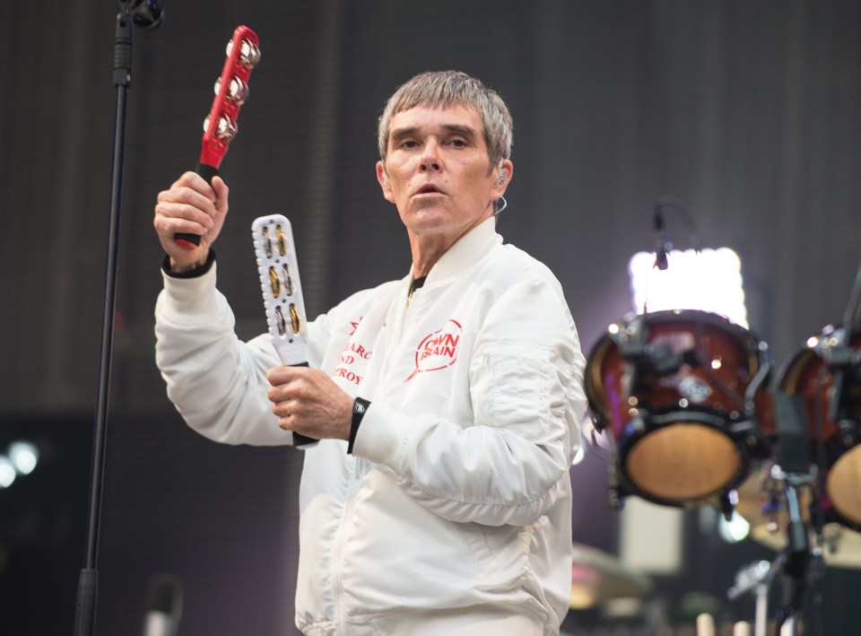 Поклонники таких групп, как Stone Roses, получат шанс выиграть подписанные памятные вещи 5 ноября.