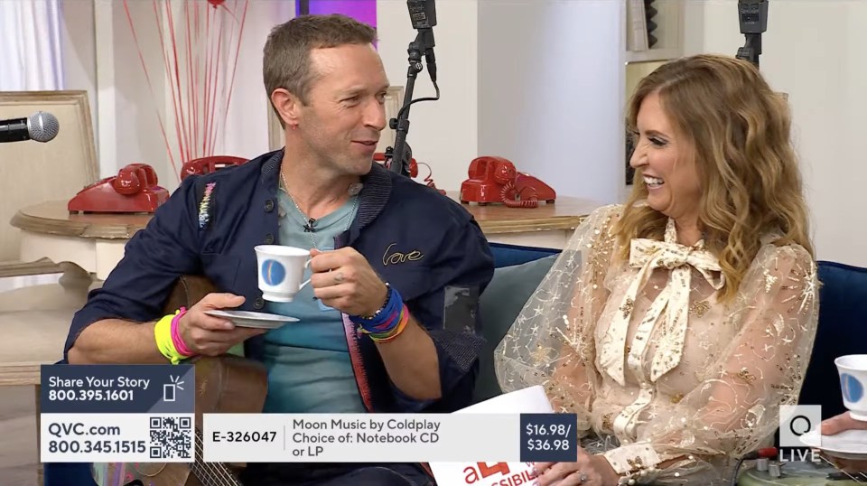 Крис Мартин и Coldplay отправились на торговый канал QVC, чтобы рекламировать свой новый альбом — плюс специальный тостер и чайный сервиз.